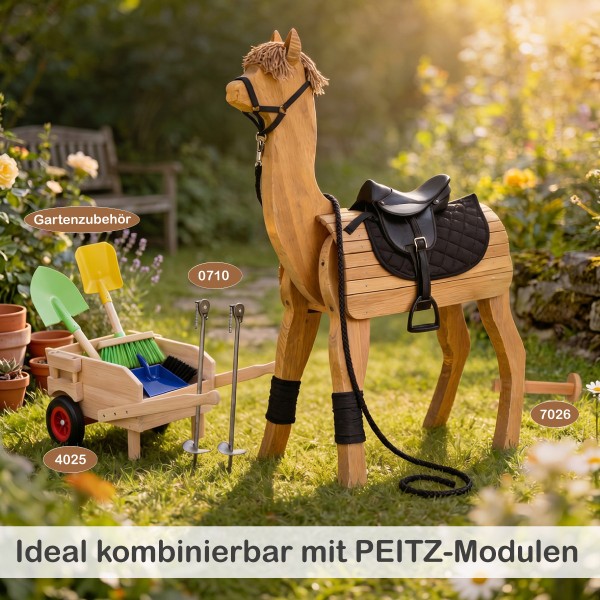 Holz Alpaka mit praktischem Outdoor-Zubehör wie Bodenankern, Pflege- und Gartenspielzeug.
